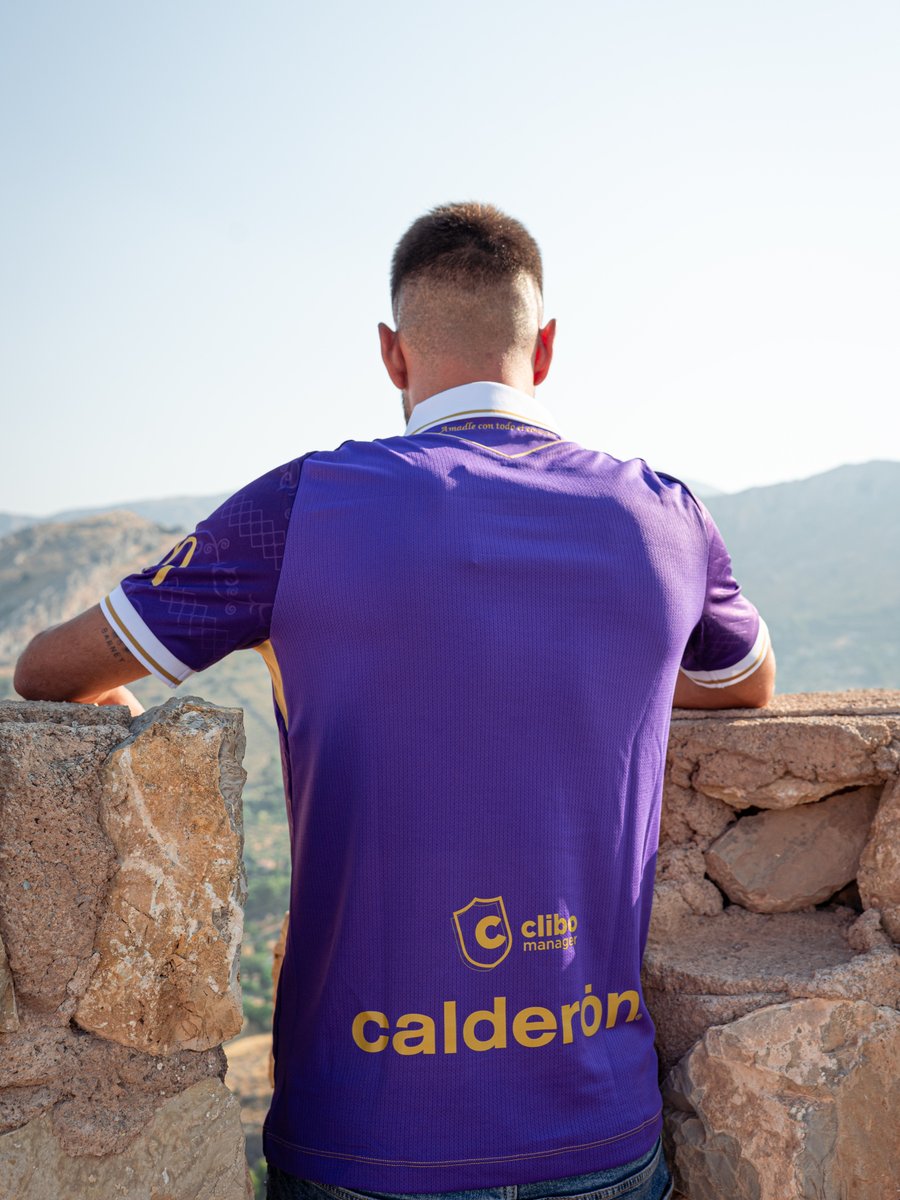 RealJaenCF's tweet photo. 𝙈𝙤𝙧𝙖𝙙𝙖. 𝙀𝙩𝙚𝙧𝙣𝙖. 𝙉𝙪𝙚𝙨𝙩𝙧𝙖

Inspirada en los detalles de la túnica de Nuestro Padre Jesús, el Abuelo de Jaén💜✨

Una camiseta que nace de la tradición, con el alma en dorado y el corazón en esta tierra 🫒

Esta es nuestra segunda equipación de una temporada muy especial

Para recordar quiénes somos y de dónde venimos

𝙀𝙨𝙩𝙤 𝙣𝙤 𝙚𝙨 𝙨𝙤𝙡𝙤 𝙛𝙪́𝙩𝙗𝙤𝙡 ⚽ 
𝙀𝙨 𝙨𝙚𝙣𝙩𝙞𝙢𝙞𝙚𝙣𝙩𝙤 💗

#Equipación #RealJaénCF2627