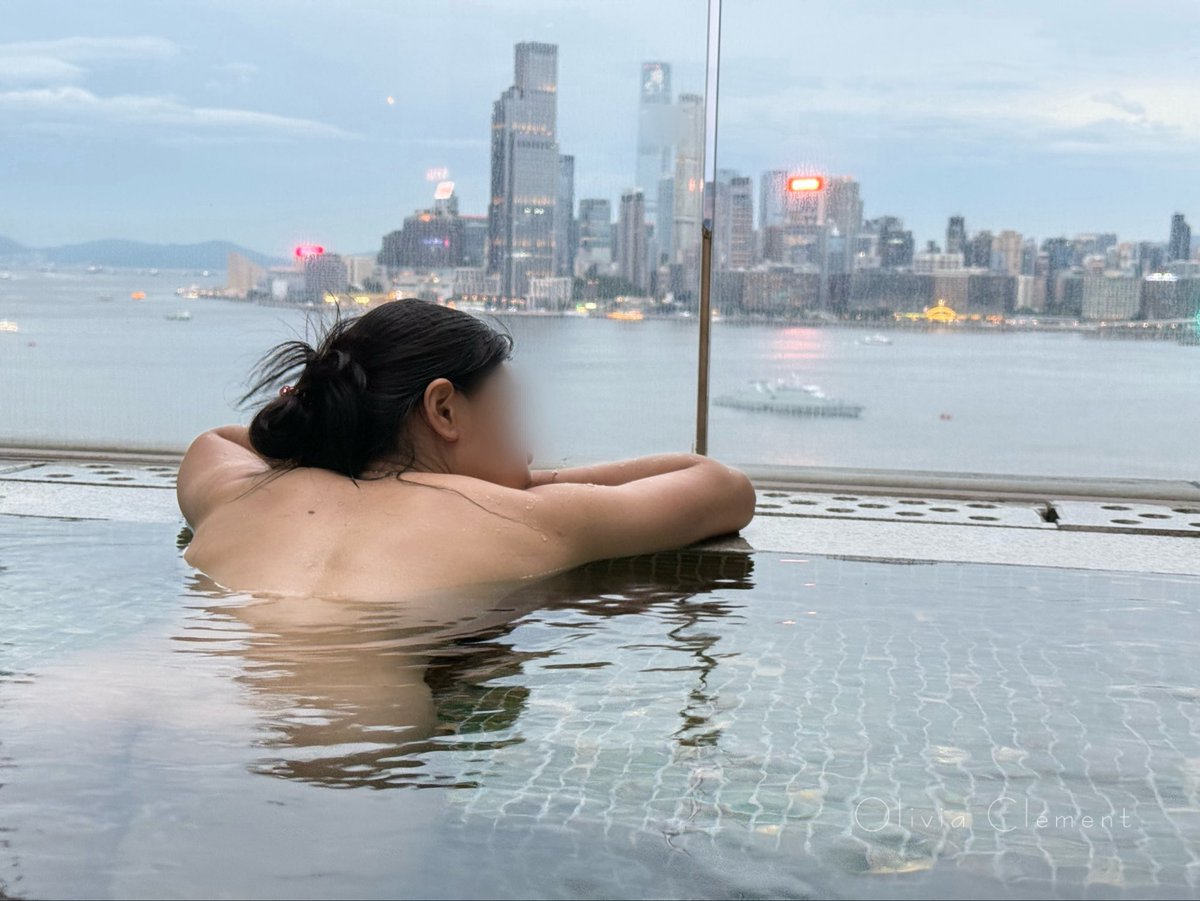 dateolivia03's tweet photo. I am bored in Hong Kong. Will you give me company? https://t.co/yC0JadlTKT