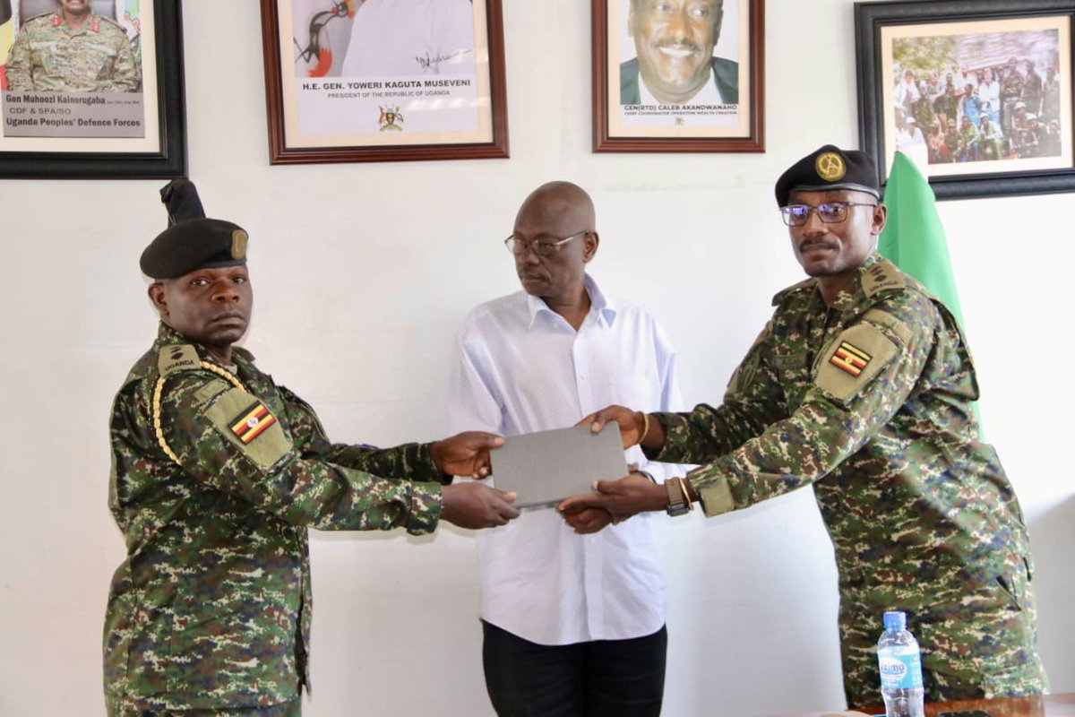 RwabugiriJ56210's tweet photo. A new chapter unfolded at @OWC_ug Headquarters in Kamwokya as Capt. @wkagabaofficial officially handed over the Office of the Public Relations Officer to Capt. DK Kamya in a ceremony presided over by Col. Victor Opera, Director Inspection, OWC. @wkagabaofficial
#UPDFWorks https://t.co/Q1sVdng4mR