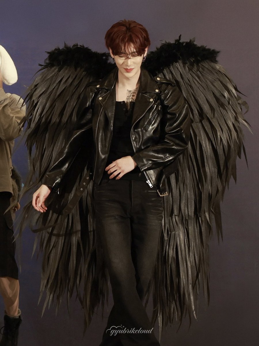 gyubrikcloud's tweet photo. being a victoria’s secret angel has always been his dream https://t.co/Ps1BoF7zcs