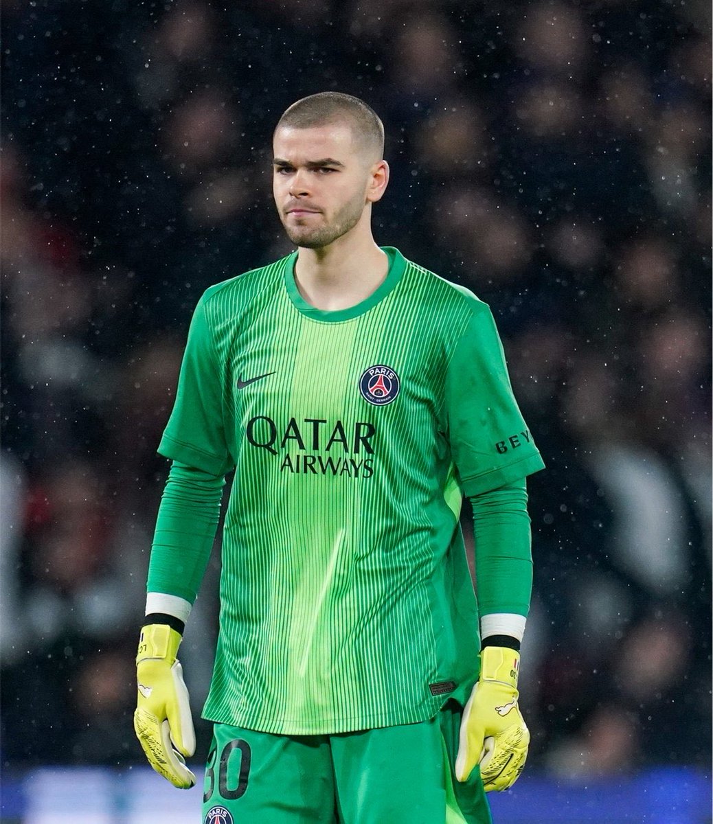 _BeFootball's tweet photo. Si Suzuki 🇯🇵 signe au PSG, le club comptera 6 gardiens sous contrat pro :

🇷🇺 Safonov
🇫🇷 Chevalier
🇯🇵 Suzuki
🇮🇹 Marin
🇫🇷 Vignaud
🇮🇹 Longoni

(@lequipe) https://t.co/C1AEqsCga2