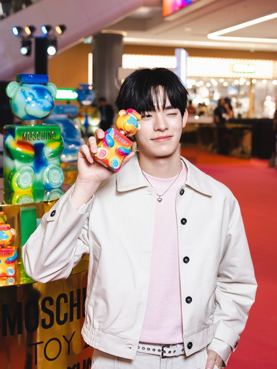 EverydaynewsTH's tweet photo. ส่งภาพเก็บตกของ "ป๋อ" ในงาน "Moschino Toy 2 Gummy Yummy in Bangkok" เปิดตัวน้ำหอมคู่หูดูโอ 'Moschino Toy 2 Gummy Yummy' ณ One Bangkok 

GUMMY YUMMY WITH TTP
#porsuppakarn
#TeeteePorxMoschinoFragrances #MoschinoFragrances 
#MoschinoGummyYummyTH https://t.co/5FGSqM8w2T