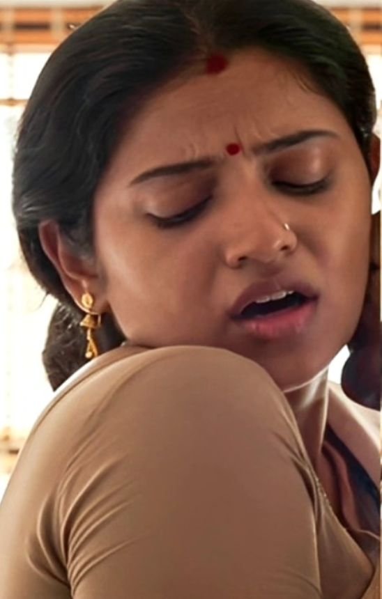 dreamerhead_dom's tweet photo. Kalangathalaaa, kitchen'la araka paraka morning breakfast &amp; afternoon lunch ku samayal panradha paka modhu la idhu dhan thonooo!!!..

The urge to kiss my thulukachi mommmyyyyy @ThulukachiVS
Eat her raw while he's sweating hot ❤️‍🔥🥵 https://t.co/hVm3MnKImj