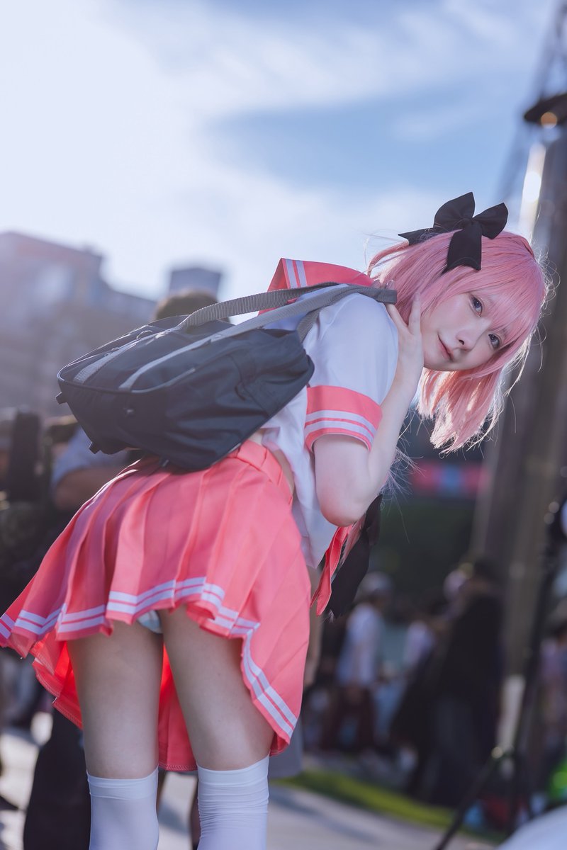 depressed_asu's tweet photo. 『Fate/GrandOrder』/ コスプレ

アストルフォ

マスターどこみてるの？いくよ？

📷: アルクさん

#コスサミ2026 https://t.co/suWJ5MWiJD