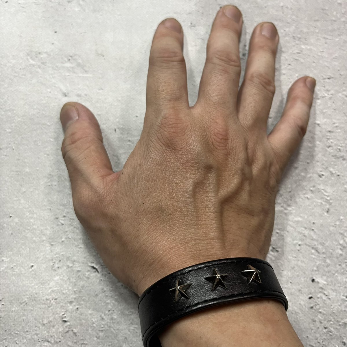 革幅18ミリのシンプルなレザーブレスレットです。 サイズはL、M、S展開