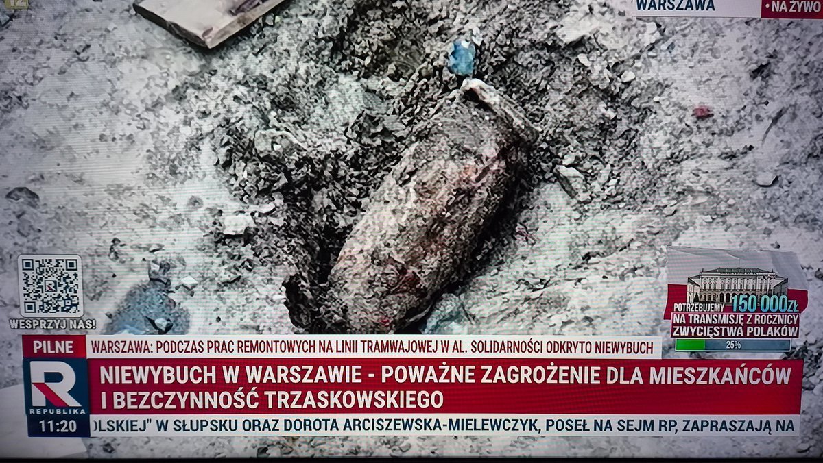 InVeritate_2023's tweet photo. #pilne #niewybuch #bomba w Warszawie na torowisku w Alei Solidarności w okolicy ulicy Orlej, w bezpośrednim sąsiedztwie Ratusza, w którym urzęduje, a przynajmniej powinien, prezydent #trzaskowski jak donosi @tv_republika 

Czyż mieszańcy Warszawy nie powinni mieć już wysłanej informacji z #RCB ?

Niewybuch był przez długi czas niezabezpieczony, na widoku, każdy mógł go dotknąć (patrz zdjęcia). Wokół jeździły samochody, przechodzili ludzie, nie było ani policji ani innych służb, podczas gdy powinno się ewakuować mieszkańców w promieniu rażenia. Na miejscu, jak widać na żywo z drona, nic się nie działo, a to praktycznie centrum miasta.

Siła rażenia metrowej długości pocisku artyleryjskiego z 1944 roku w gęstej zabudowie Warszawy jest potężna, a brak pełnego odcięcia ruchu pieszego od pierwszych chwil budzi ogromny niepokój o codzienne bezpieczeństwo mieszkańców.l!!!

Taki obiekt waży w całości około 40–50 kg i zawiera w sobie od 5 do nawet 8 kg czystego trotylu. Bezposrednia strefa śmierci to promień 50 m, ale  promień rażenia odłamków to 1200 m.

#Warszawa #utrudnienia #rcb