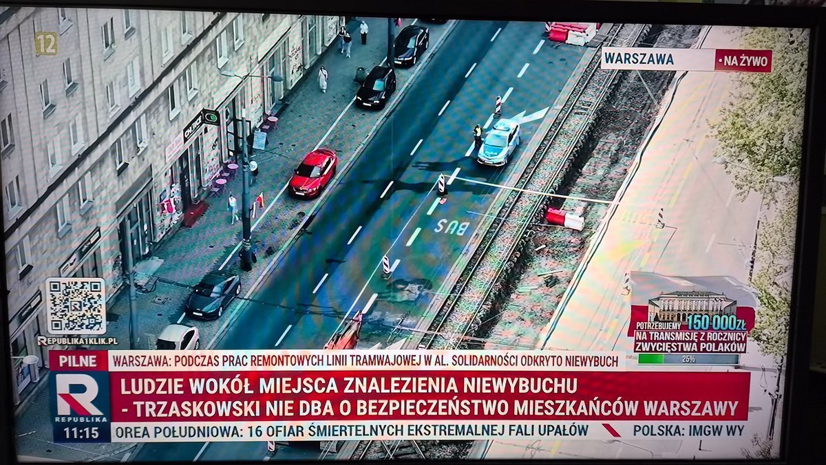 InVeritate_2023's tweet photo. #pilne #niewybuch #bomba w Warszawie na torowisku w Alei Solidarności w okolicy ulicy Orlej, w bezpośrednim sąsiedztwie Ratusza, w którym urzęduje, a przynajmniej powinien, prezydent #trzaskowski jak donosi @tv_republika 

Czyż mieszańcy Warszawy nie powinni mieć już wysłanej informacji z #RCB ?

Niewybuch był przez długi czas niezabezpieczony, na widoku, każdy mógł go dotknąć (patrz zdjęcia). Wokół jeździły samochody, przechodzili ludzie, nie było ani policji ani innych służb, podczas gdy powinno się ewakuować mieszkańców w promieniu rażenia. Na miejscu, jak widać na żywo z drona, nic się nie działo, a to praktycznie centrum miasta.

Siła rażenia metrowej długości pocisku artyleryjskiego z 1944 roku w gęstej zabudowie Warszawy jest potężna, a brak pełnego odcięcia ruchu pieszego od pierwszych chwil budzi ogromny niepokój o codzienne bezpieczeństwo mieszkańców.l!!!

Taki obiekt waży w całości około 40–50 kg i zawiera w sobie od 5 do nawet 8 kg czystego trotylu. Bezposrednia strefa śmierci to promień 50 m, ale  promień rażenia odłamków to 1200 m.

#Warszawa #utrudnienia #rcb