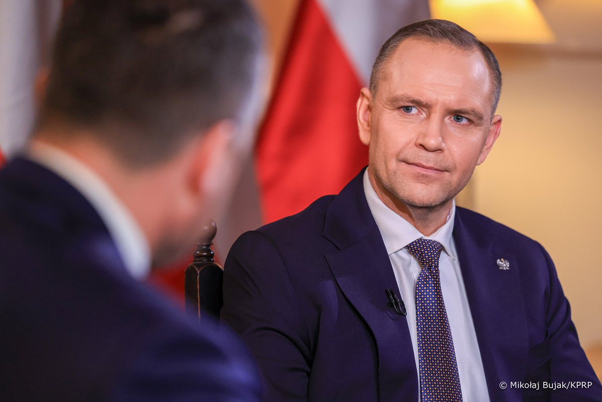 RadekKar's tweet photo. Karol Nawrocki ułaskawił Piotra „Starucha” Staruchowicza, dzięki czemu kibic Legii nie będzie już objęty zakazem stadionowym. Nie chce rozstrzygać, czy ten zakaz był słuszny czy nie – to jest sprawa drugorzędna.

Natomiast trudno mi traktować poważnie sytuację, w której Prezydent Rzeczypospolitej Polskiej korzysta z prawa łaski po to, żeby umożliwić kibicowi powrót na stadion.

Prawo łaski to jedno z najpoważniejszych uprawnień prezydenta. Naprawdę powinno służyć do zdejmowania zakazów stadionowych?