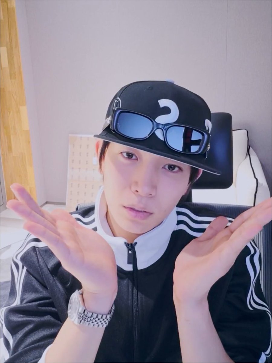 jjsmyfav's tweet photo. หมวกฮีเป็นตัว S แต่กล้องมันเป็นมุมสะท้อน เลยเหมือนตัว ?
ฮีเลยทำท่าพร้อมคำประกอบ “อะไร?” “ทำไมหรอ?” “ก็ไม่รู้สินะ”
53553535353555555555535355555555555 ขอบคุณสำหรับมีมนะคะพี่ https://t.co/Lh8ZQDWHQA