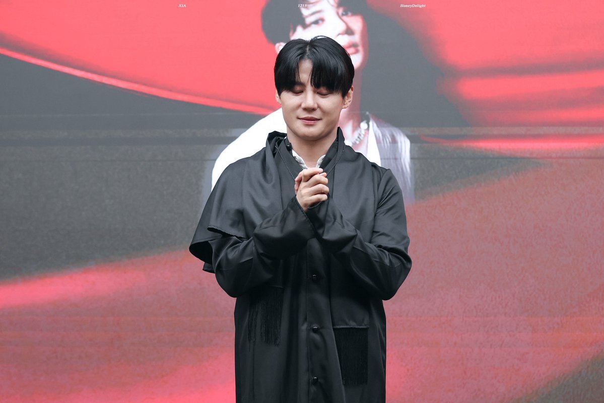 Hygge_1215's tweet photo. 뒤에 약간 사제 준수가 모시는 신같음 https://t.co/Kt0EWEkyxK