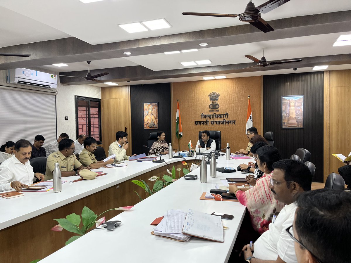 CollectorCSN's tweet photo. मा. जिल्हाधिकारी श्री. विनय गौडा यांच्या अध्यक्षतेखाली आज अमली पदार्थ विरोधी कार्यकार��� समितीची बैठक संपन्न झाली. १२ ते १८ वयोगटातील युवकांना व्यसनापासून दूर ठेवण्यासाठी विविध उपाययोजनांवर चर्चा करण्यात आली. यावेळी पोलीस अधीक्षक श्री. प्रकाश जाधव उपस्थित होते.
#maharashtra #csn https://t.co/6GbGdrjctO