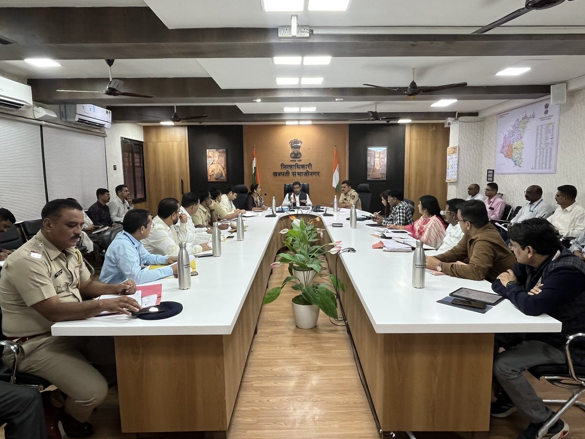 CollectorCSN's tweet photo. मा. जिल्हाधिकारी श्री. विनय गौडा यांच्या अध्यक्षतेखाली आज अमली पदार्थ विरोधी कार्यकार��� समितीची बैठक संपन्न झाली. १२ ते १८ वयोगटातील युवकांना व्यसनापासून दूर ठेवण्यासाठी विविध उपाययोजनांवर चर्चा करण्यात आली. यावेळी पोलीस अधीक्षक श्री. प्रकाश जाधव उपस्थित होते.
#maharashtra #csn https://t.co/6GbGdrjctO