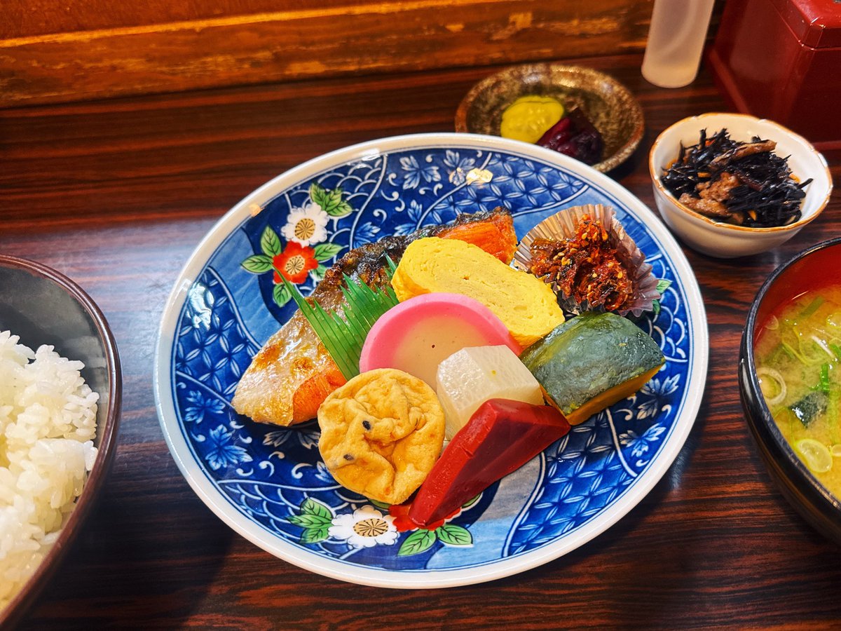 mapupnews's tweet photo. 西院をちと上がったとこの裏通りにある仕出し居酒屋で昼ごはん。ランチ1,000円で鮮やかな定食を。

多分仕出し用のお弁当と同じお惣菜をお膳でいただく。滋賀ではお馴染みの赤蒟蒻はもちろん、煮物は丁寧に。

鱒じゃなくてちゃんと鮭なのは嬉しいけれど、少し炙っていただければ最高やったのに！ https://t.co/8Pc2NnOGL9