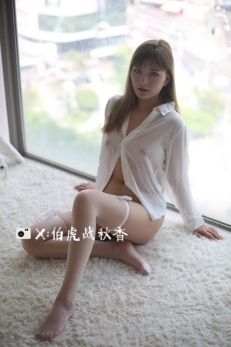 AshTVBo0t's tweet photo. 模特群里约出来的这个极品妹子，今天一进门就把白衬衫随手披上，扣子只扣了最下面两颗。薄得几乎透明的面料被胸口直接撑开，乳尖顶着布料若隐若现，下身只剩白色吊带袜和腿根那两只小蝴蝶结。腿又长又直，皮肤白得发光，往窗边白色长毛地毯上一跪，整个人就已经把最骚也最清纯的反差交了出来。
约拍一开始我没急着让她脱。先让她侧身跪坐在地毯上，白衬衫敞开，一只手撑着地，另一只手随便放在腿上。镜头从低角度往上拍，专门捕捉衬衫领口被乳肉撑开的弧度，以及吊带袜勒进大腿的浅痕。她一开始还会有点不好意思地低头，我就让她抬起眼睛直视镜头，语气很轻地跟她说「再打开一点」。她听完就把双膝分得更开，衬衫彻底滑到臂弯，胸前完全暴露在午后的大片自然光里。
接着我让她把衬衫脱掉，只留白色吊带袜。她仰躺在地毯上，双手抱头，腰微微弓起，胸前两团随着呼吸轻轻起伏。我绕着她拍了几圈，专门从侧面拍她被���带袜勒出的腿线和已经微微张开的缝隙。她明显感觉到了镜头的注视，呼吸开始乱，腿根不自觉地夹紧又松开。我伸手把她的一条腿抬高，让她自己抱住，吊带袜的蝴蝶结在腿根轻轻晃，私处完全对着镜头。她没有拒绝，只是耳朵红了，却把腿分得更开。
转到床上后气氛彻底放开。我让她趴着，腰塌下去，臀高高抬起，双腿分开到极限。白床单被她膝盖压出褶皱，私处从后面一览无余。我拍着拍着就伸手过去，用指腹轻轻拨开，她整个人抖了一下，却没有把腿并拢，反而把屁股又往后送了送。随后让她翻身，大字型躺平，双手自然摊开。我把白色的乳霜挤在她胸口，看着它顺着乳尖慢慢往下淌，流过小腹，最后停在腿根。她看着镜头，眼神已经完全软了，嘴唇微微张开，身体一动不动，把被液体覆盖的肌肤和完全敞开的姿态都交给我。
身材真的极好——胸型饱满自然，腰细得能一手掐住，腿长且直，皮肤在自然光下白得几乎反光。从窗边半遮的白衬衫，到地毯上只剩吊带袜的主动分腿，再到床上被我拨开、被液体覆盖的彻底交出，整个过程她越来越听话，越来越骚。模特群里出来的清气脸，已经被镜头和几句指令开发得开始主动把腿打开。
下次继续加码。固定下来，只是时间问题。