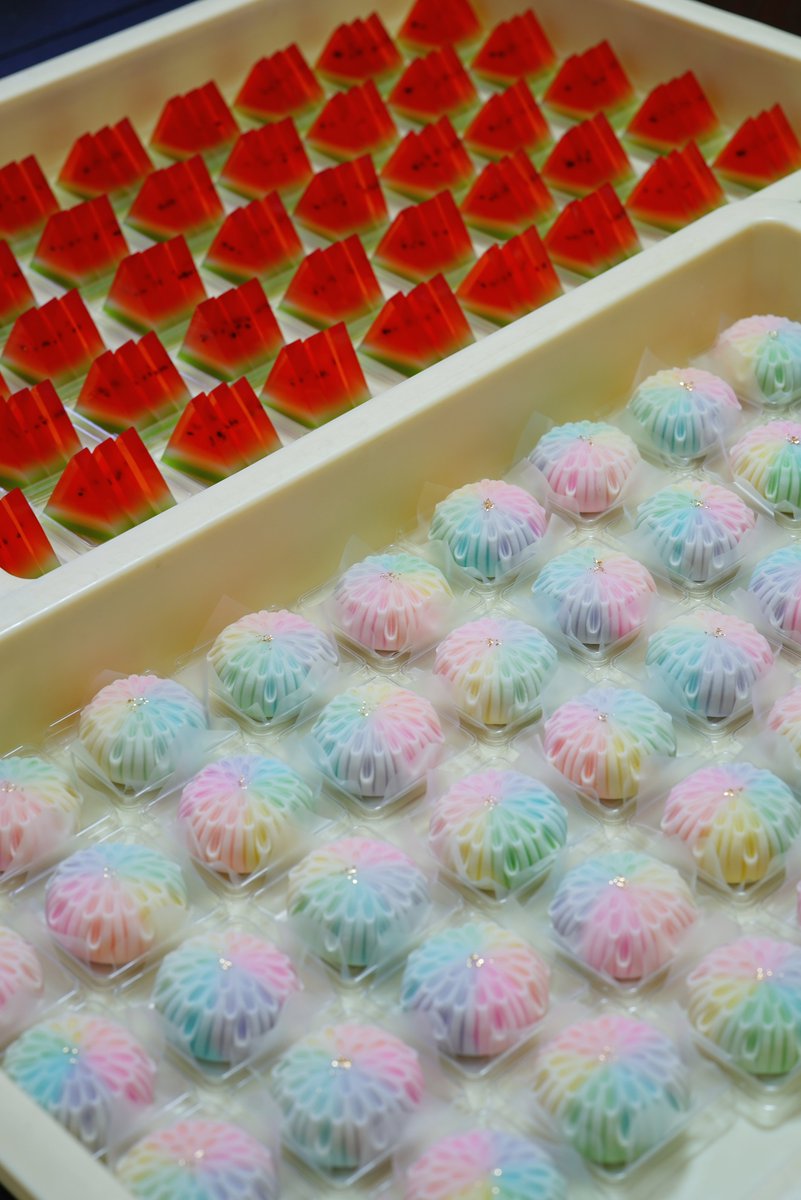 wagashi_sanchan's tweet photo. 上生菓子の詰め合わせ、多くののご注文をいただき誠にありがとうございます

午前中は発送作業
午後は「西瓜」と「宵花火」をお作りしております

出来上がったものから順次発送しておりますのでまだお手元に届いていない皆さまは、もう少々お待ちいただけますと幸いです

心を込めてお届けいたします https://t.co/UUxXvjtnQq