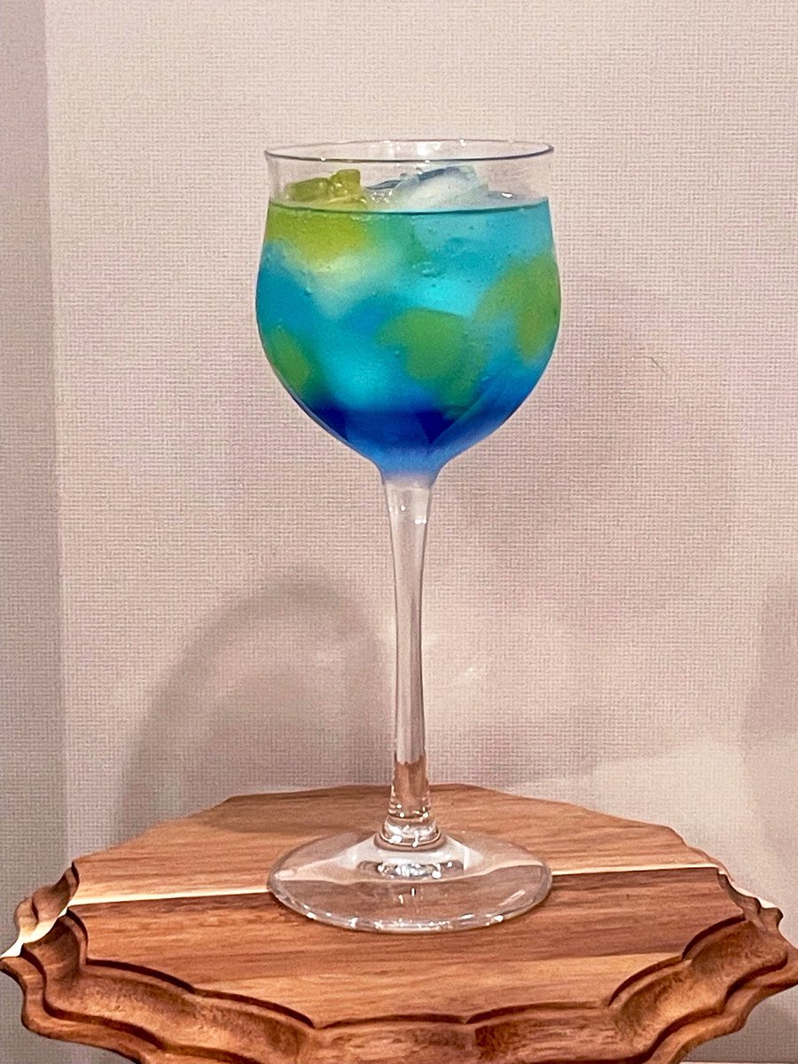 UmicoD's tweet photo. 夏っぽい感じのができた。うまいが、カクテルはプロに作ってもらうのがいいですね。バーの雰囲気やサービスしてもらう体験も含めて味だからね…… https://t.co/r1vjfxZkgn