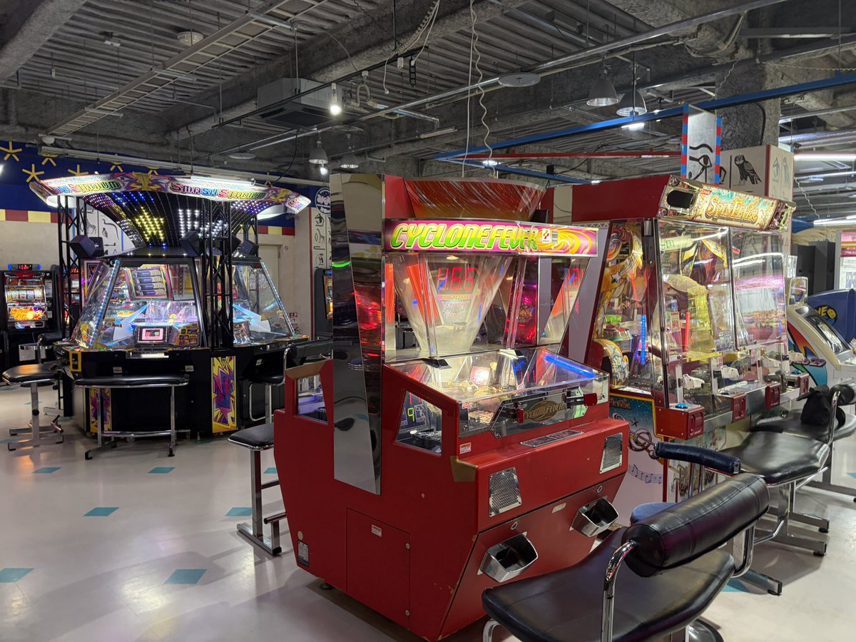 fuimame's tweet photo. 木曽川アピタ内にある「ナイル」
設置機種
・スピンフィーバー3
・サイクロンフィーバー
・スマッシュスタジアム
・アミNo.3
・撃魔法村
・どこでもいっしょ
　〜トロのおさかにゃ釣り〜
・ワンタメハッピーチャンネル
・みんなでダービー
・射的
・他子供機、パチンコ、スロット https://t.co/YzE7BUXPF9