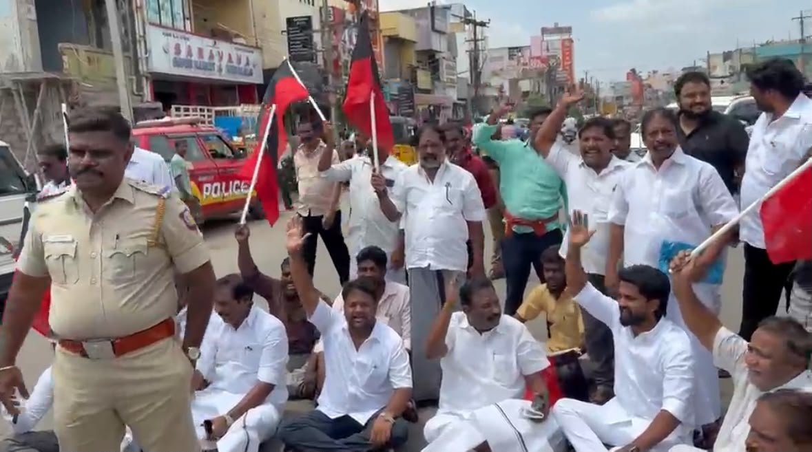 GilliMani19's tweet photo. @KN_NEHRU @Udhaystalin மாண்புமிகு எதிர்க்கட்சித் தலைவரும் கழக இளைஞரணி செயலாளர் அண்ணன் உதயநிதி ஸ்டாலின் அவர்களின் கைதை கண்டித்து திருவள்ளூர் கிழக்கு மாவட்ட செயலாளர் அண்ணன் வல்லூர் எம் எஸ் கே ரமேஷ் ராஜ் அவர்களின் தலைமையில் மீஞ்சூர் பஜாரில் ஆர்ப்பாட்டம் செய்து   கைதானோம் https://t.co/tYguyEO41j
