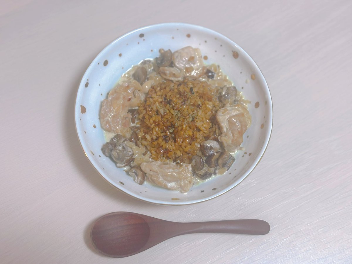 sukosuko_sukoya's tweet photo. 鶏肉のクリーム煮とピラフ(̨̡ ¨̮ )̧̢ ♪
やさしい味でした https://t.co/IPkg9zcsov