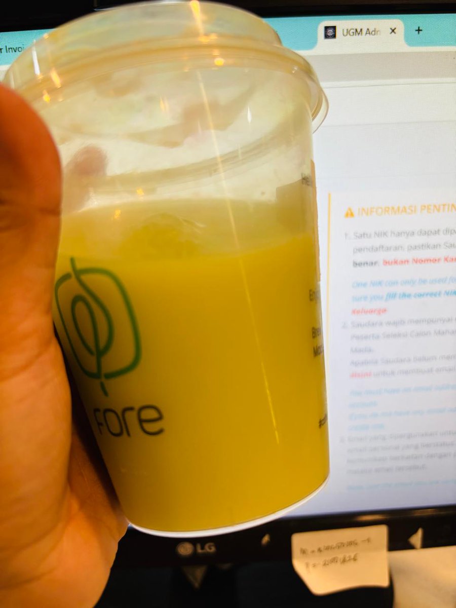 dEsysssetya's tweet photo. First time take away Matchanya FORE 🍵 ternyata cocokkk, creamyy, lumayan comfort drink jg buat hr ini, iseng nyoba boleh kan ya hhehe

 💚🫠 maklum baru nyoba per Matcha'nan hehew 

📍Aku ambil promo yg DP Mall Semarang yah, smoga masih yah  https://t.co/7LCY5H87wL https://t.co/FcDVmosITj