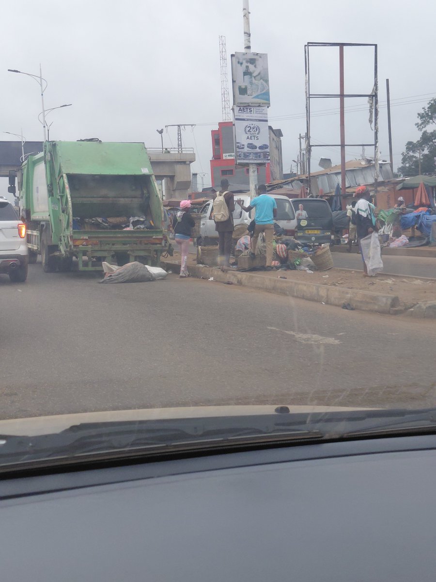 VFianu's tweet photo. Who at the MMDAs gave this stupid idea that median of the road should be used as a dumping site. Why can't people in authority apply their  common sense. https://t.co/EMIHbFx1Ma