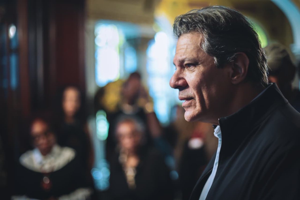Haddad_Fernando's tweet photo. Construir um projeto de futuro para São Paulo também significa enfrentar as profundas desigualdades raciais que ainda marcam o nosso estado.

Ontem participei de um importante encontro com intelectuais e lideranças negras para construção do nosso programa de governo.

Foi um espaço de escuta e formulação de propostas para que São Paulo avance com mais igualdade e justiça social.

Foto: Diogo Zacarias
