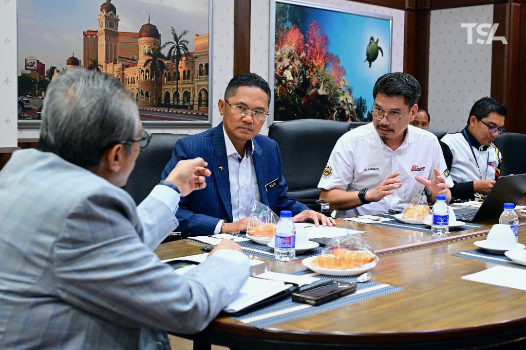shamsulazribakr's tweet photo. Momentum diteruskan petang ini dengan meneliti kemajuan persiapan Gulf Air Bahrain Formula 1 Grand Prix di Malaysia bersama Ketua Setiausaha Kementerian Belia dan Sukan serta Ketua Pegawai Eksekutif Sepang International Circuit (SIC).

Saya menekankan kepentingan kesiapsiagaan menyeluruh, penyelarasan yang rapi serta sinergi awam-swasta melalui pendekatan Whole-of-Government bagi memastikan Malaysia benar-benar bersedia menjadi hos kepada acara sukan permotoran bertaraf dunia ini.

#MalaysiaMADANI
#YakinMADANI
#MADANIBekerja
#ReformasiSatuKemestian
#TaatSetia

©️𝟮𝟬𝟮𝟲 𝗣𝗘𝗝𝗔𝗕𝗔𝗧 𝗞𝗘𝗧𝗨𝗔 𝗦𝗘𝗧𝗜𝗔𝗨𝗦𝗔𝗛𝗔 𝗡𝗘𝗚𝗔𝗥𝗔