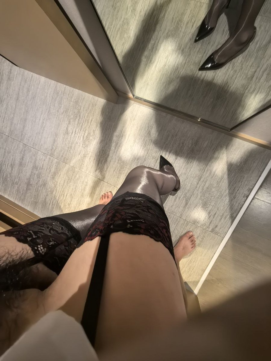 jladaga's tweet photo. 看我这就给你变个小魔法 让那双惹火的高跟鞋悄悄变成神秘的小黑靴哟 https://t.co/xBhU59UEwW