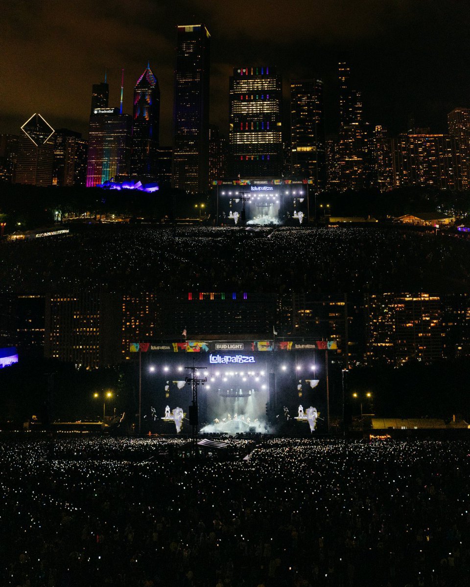 GENIUS9N's tweet photo. #JENNIE & SiriusXM Hits 1 Interview 

Q: When you’re on stage performing, what goes through your head?

JENNIE: I make Eye contact with fans and those are the best moments, I think even today i remember there were fans mid stage looking at me all emotionally and that’s what get me through the whole set.