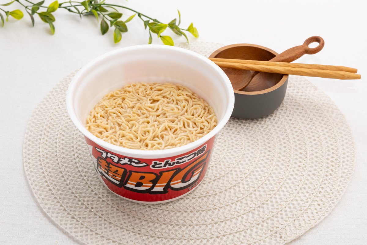 oricon's tweet photo. セブン限定「ブタメン超BIG」が登場🐷
8月11日(火)から順次発売
 
🍜通常サイズから麺約4倍
とんこつの旨味とちぢ���麺の懐かしい味
https://t.co/UzYBiyOwvz
 
#セブンイレブン #ブタメン https://t.co/naMFQuT8ro
