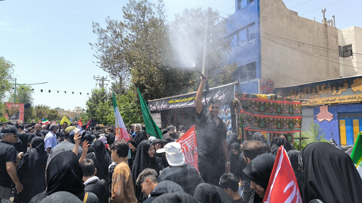 halekhoob4's tweet photo. وسط گرمای بی‌امان، هر قطره آب که به صورتت   می‌خورد، خستگیِ قدم‌ها سبک‌تر می‌شود.
بعضی‌ها می‌خندند، بعضی‌ها دست‌شان را بالا می‌گیرند تا بیشتر خیس شوند،
و بعضی فقط چشم می‌بندند و یک لحظه نفس می‌کشند. عطر حسینی گوارای وجودتون.

#یا_لثارات_الحسین
#عاشقان_حسین https://t.co/IUNdd7ZuzS