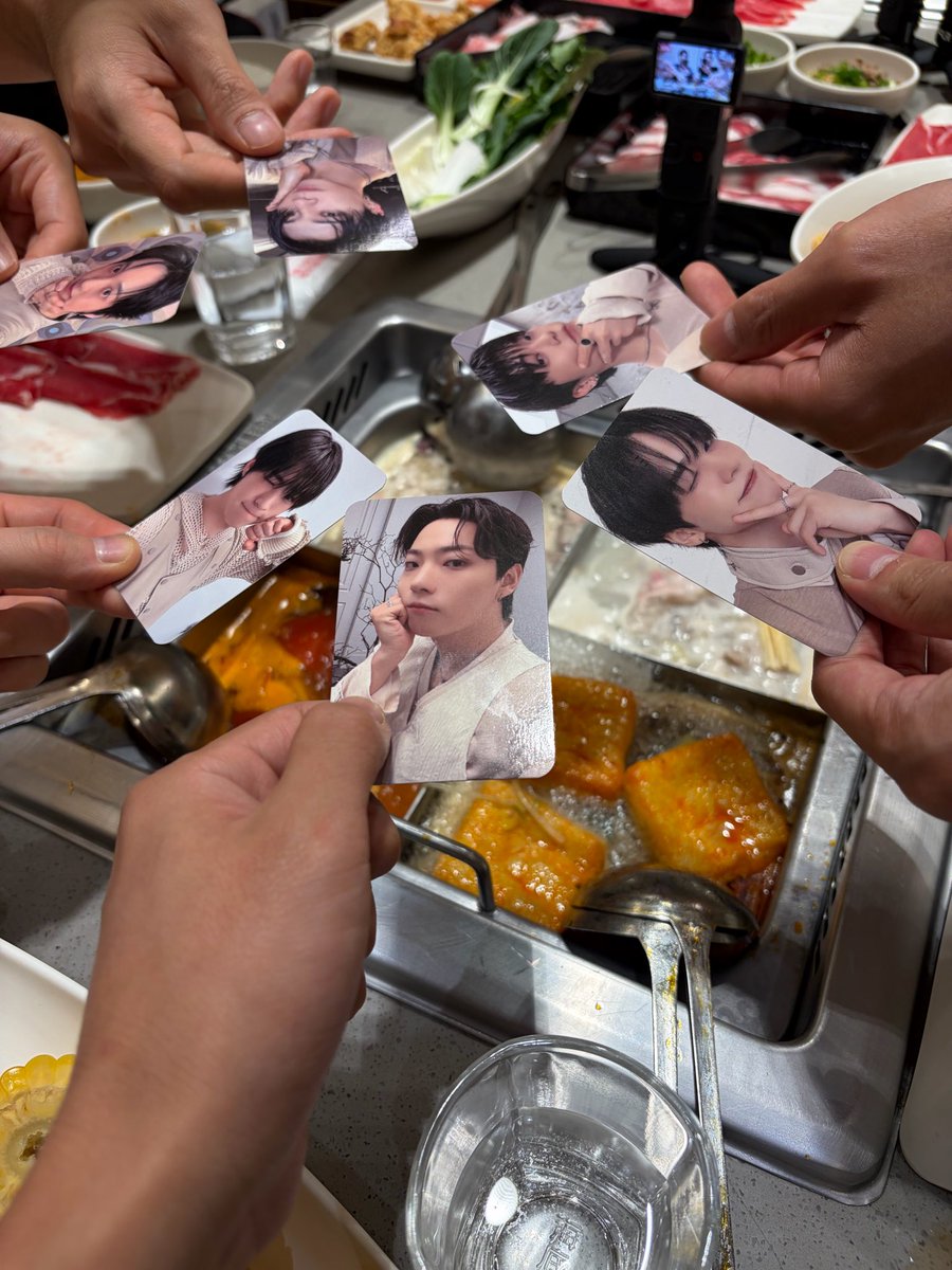 HHYYO_O's tweet photo. 남자들 다같이 포카들고
폰으로 사진찍고잇는거 ㅅㅈㅎ

ㅈㅉ 귀엽고 이게진짜남자같다.. https://t.co/kIqgoUw358