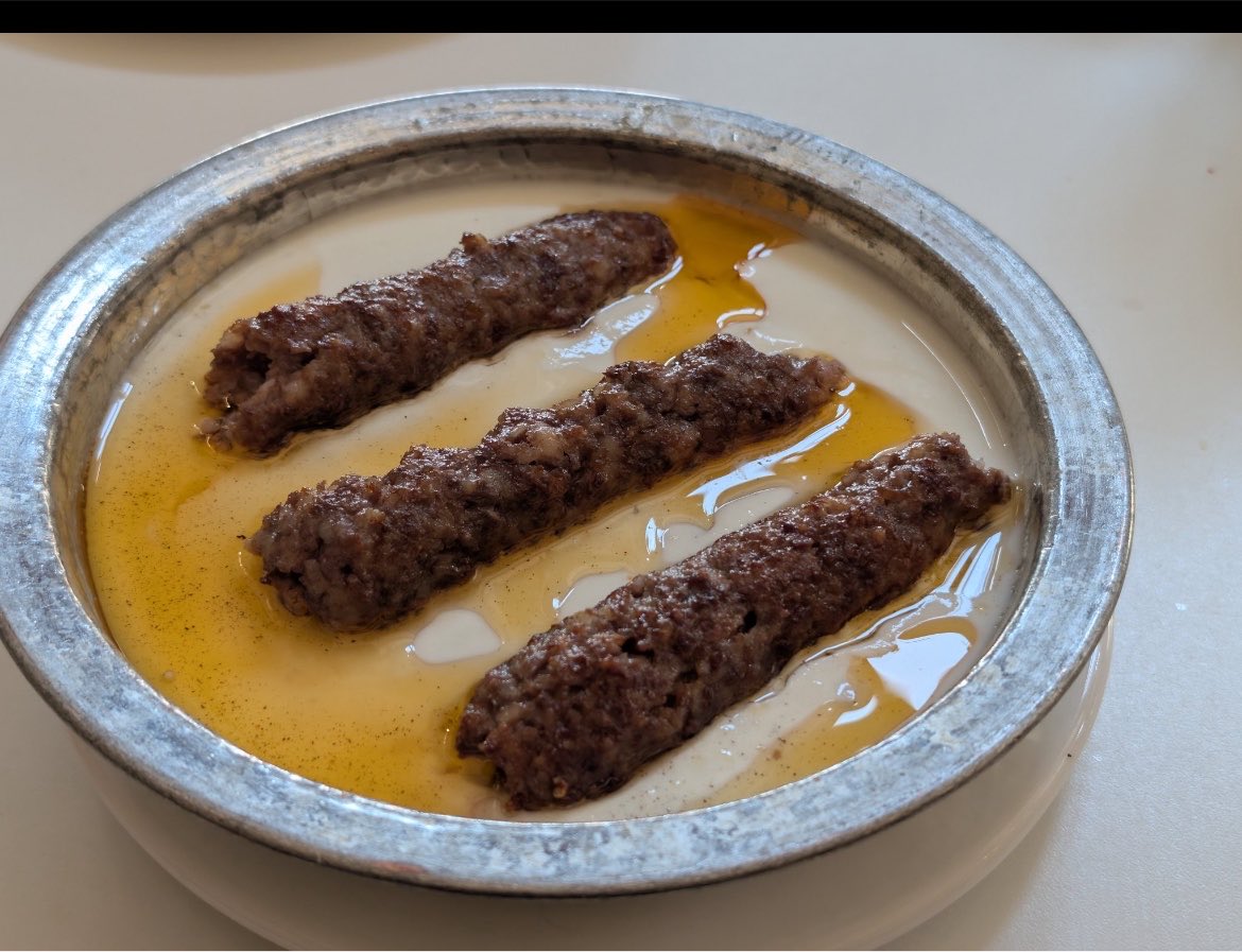 antebinyerlisi's tweet photo. İmam Çağdaş’ı kötülemek, son dönemde sosyal medyada kendini “gurme” ilan edenlerin en sevdiği alışkanlıklardan biri oldu.

“Pahalı.” diyebilirsiniz, buna itiraz etmem. Ama lezzetine kötü demek bana göre tamamen zorlama. Bence İmam Çağdaş hâlâ Gaziantep’in en iyi 3 restoranından biri. Ali Nazik’i, lahmacunu ve baklavası yıllardır belli bir standardı koruyor. Popüler olana karşı çıkınca gurme olunmuyor.

Belki en iyisi değildir ama kesinlikle kötü de değil. Hatta geçenlerde bir davet için gittiğim Hışvahan’da, çok daha yüksek bir hesap ödeyip hayatımın en başarısız Ali Naziklerinden birini yedim.

Bir de “Ben Çağdaş’ı beğenmiyorum.” diyenlere soruyorum:
“Peki lahmacunu nerede yiyorsun?”
Çoğu zaman cevap Çıtır oluyor. Seri üretime dönmüş bir lahmacunu överken İmam Çağdaş’ı yerden yere vurmak bana çok tutarlı gelmiyor.

Baklavaya gelirsek; benim zirvem Almacıpazarı Güllüoğlu. Zeki İnal ise özellikle şöbiyet konusunda son bir yılda eski çizgisinin çok gerisine düştü diye düşünüyorum.

Benim Gaziantep lezzet sıralamam şöyle:

• Ali Nazik: İmam Çağdaş
• Baklava: Almacıpazarı Güllüoğlu
• Lahmacun: Eblehan Kadir Usta – Gaziler Caddesi Ali Usta
• Burma Kadayıf: Yusuf Selim (Ziya) – Küsgetli Ali
• Beyran: Dukat,Yazıcık Beyrancı Mustafa
• Katmer: Ünal Et Lokantası
• Sulu Yemek: Küsget Tadım Lokantası
• Et Döner: Karagöz Mehmet Usta
• Dondurma: Bedir Usta

Bunların tamamı kendi damak tadıma göre yaptığım değerlendirmeler.

Siz olsanız bu listeyi nasıl değiştirirdiniz? Özellikle her kategori için kendi favorinizi yazın. Belki hep birlikte Gaziantep’in en iyi lezzet haritasını çıkarırız.

#Gastronomi #Gaziantep #Yemek #iyiyemek #baklava