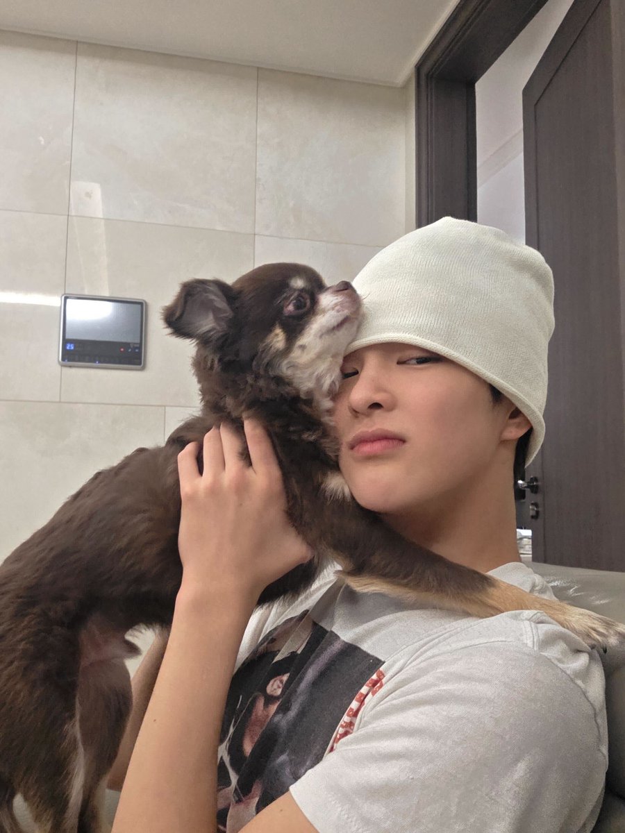 Anggguno's tweet photo. 건호랑 쿠키랑..♡ https://t.co/7Yu7KLjvDQ