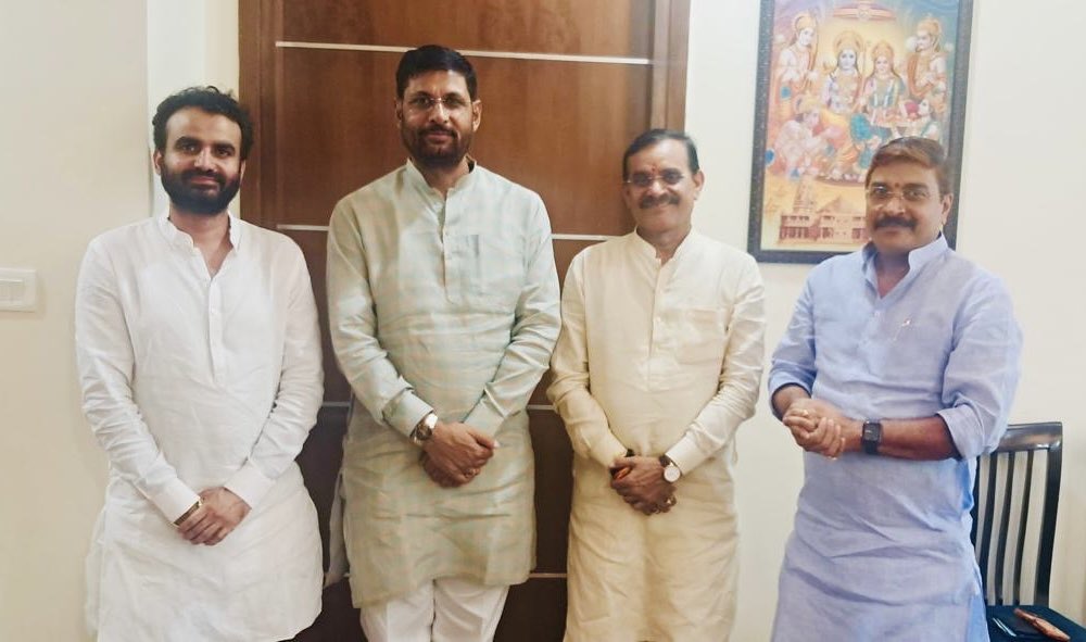 SantoshRanjan_'s tweet photo. मध्य प्रदेश के पूर्व प्रदेश अध्यक्ष रहे व माननीय सांसद आ० श्री वीडी शर्मा जी से आत्मीय मुलाकात हुई।
इस दौरान यूपी भाजपा के महामंत्री माननीय विधायक मित्र श्री राजेश चौधरी जी की भी उपस्थिति रही.
विभिन्न समसामयिक एवं संगठनात्मक विषयों पर सकारात्मक चर्चा हुई।
#जय_महादेव
#VDSharma
@vdsharmabjp