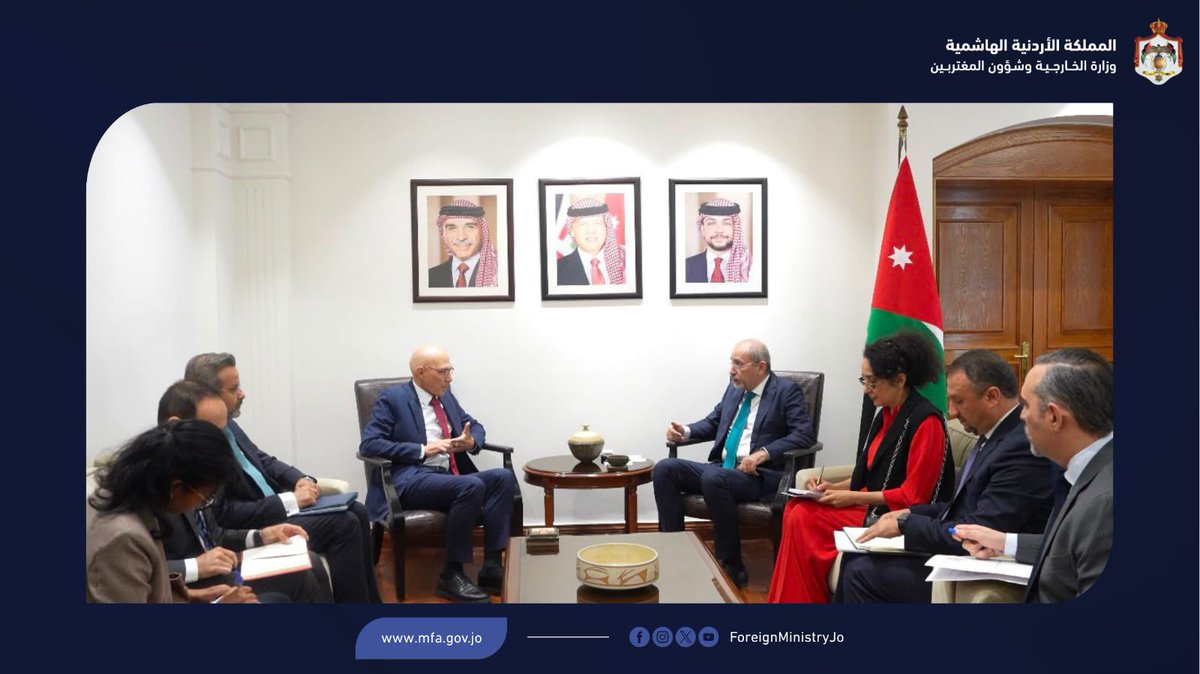 ForeignMinistry's tweet photo. استقبل نائب رئيس الوزراء ووزير الخارجية وشؤون المغتربين أيمن الصفدي @AymanHsafadi اليوم المفوّض السامي لحقوق الإنسان فولكر تورك @volker_turk.

وبحث الصفدي مع تورك سبل تعزيز التعاون القائم بين الأردن ومفوّضية الأمم المتحدة السامية لحقوق الإنسان.

كما بحثا التطورات في المنطقة وتداعيات التصعيد الذي تشهده، والجهود المُستهدِفة إنهاءه واستعادة الهدوء وتحقيق الأمن والاستقرار الدائمَين.

#الأردن