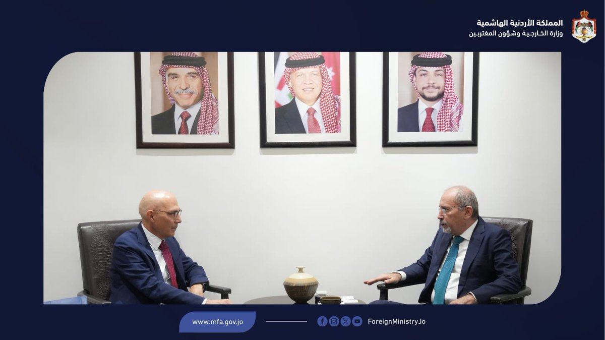 ForeignMinistry's tweet photo. استقبل نائب رئيس الوزراء ووزير الخارجية وشؤون المغتربين أيمن الصفدي @AymanHsafadi اليوم المفوّض السامي لحقوق الإنسان فولكر تورك @volker_turk.

وبحث الصفدي مع تورك سبل تعزيز التعاون القائم بين الأردن ومفوّضية الأمم المتحدة السامية لحقوق الإنسان.

كما بحثا التطورات في المنطقة وتداعيات التصعيد الذي تشهده، والجهود المُستهدِفة إنهاءه واستعادة الهدوء وتحقيق الأمن والاستقرار الدائمَين.

#الأردن