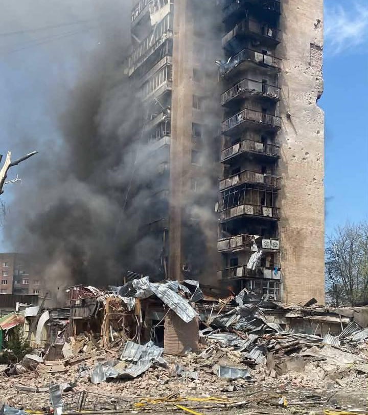 GlushkoDenys's tweet photo. ⚡️ Russian guided bombs struck a residential apartment building in Kramatorsk, Donetsk region, injuring at least 21 people, according to the regional military administration.

Kramatorsk, one of the largest cities in the Ukrainian-controlled part of Donetsk Oblast, has come under repeated Russian airstrikes as Moscow continues its campaign against cities near the front line.