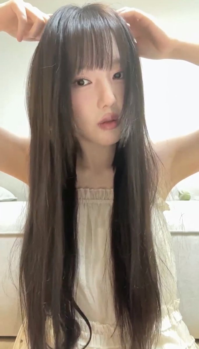 LeaderKung's tweet photo. 🐥Yerin took off her hairpiece to show😂

Nice😄👍🏻✨ https://t.co/rUsVDYsLqg