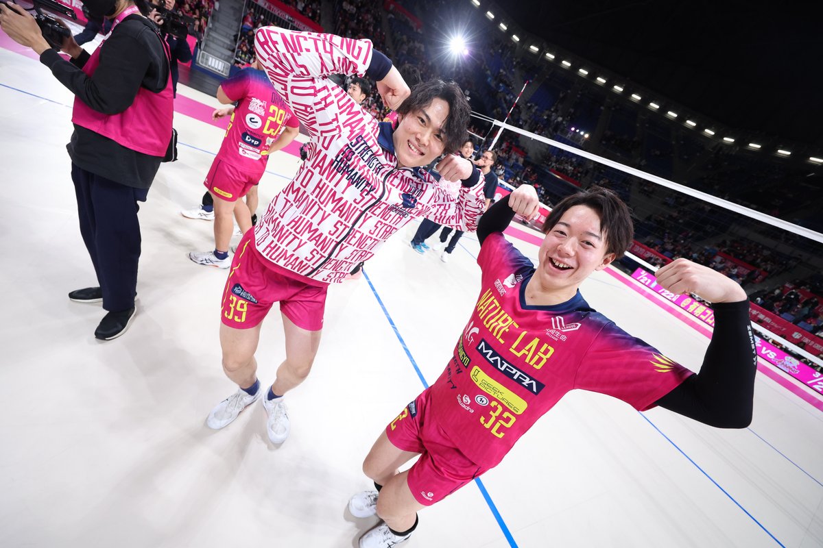 greatbears_vb's tweet photo. ◤GREBEAR SNAP #03📸◢

なかよしルーキー🤝
いつも一緒にいるね🐻🐻

#東京グレートベアーズ
#グレベア
#ネイチャーラボ
#近藤蘭丸 @1022ranmaru 
#髙島優作 @yyyyyyy0131 https://t.co/HWbI5TqNS3