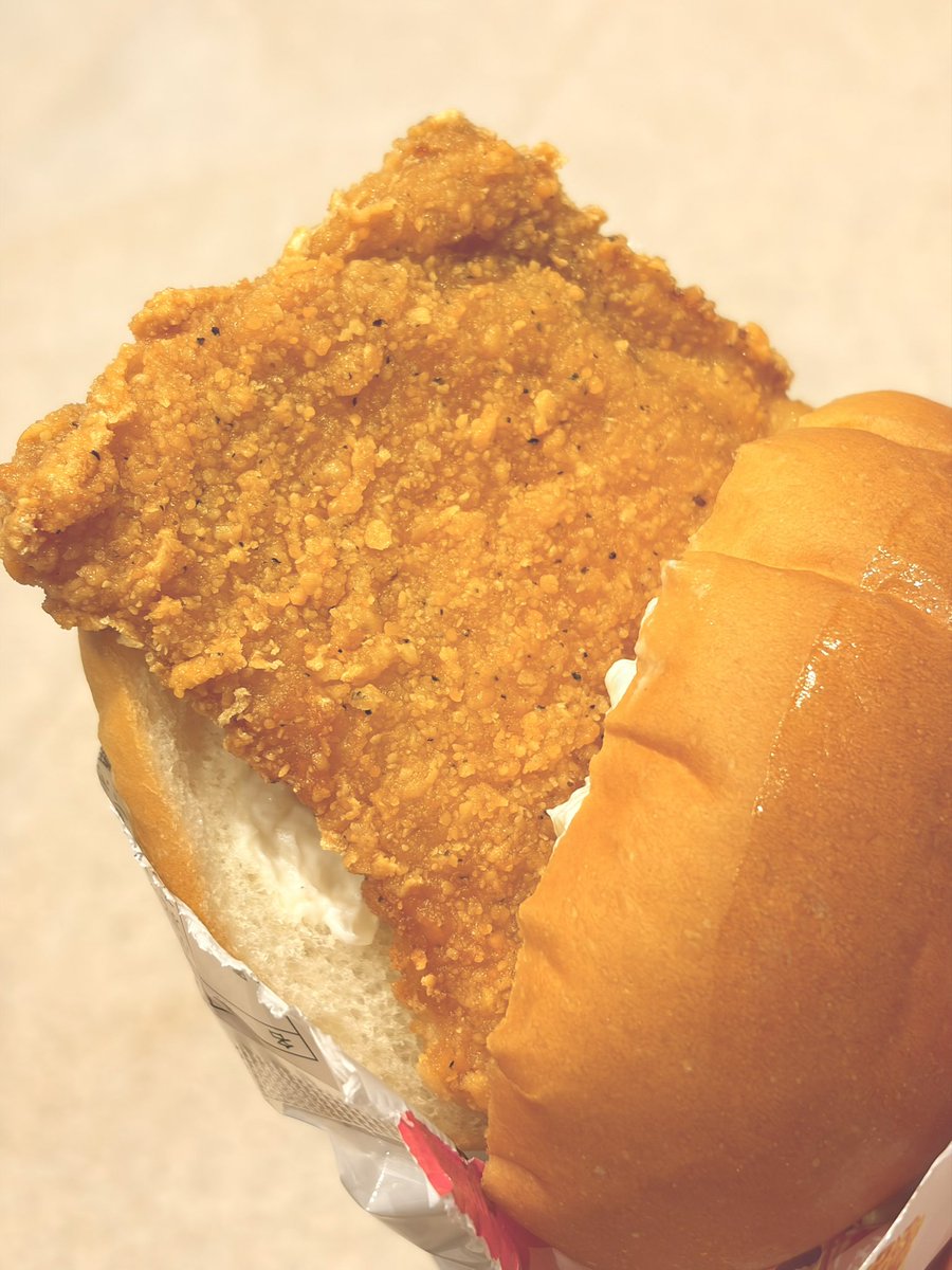 segablue's tweet photo. 🔥ファミチキ今なら45%増量中🔥
どデケェファミチキ
　　　　　一旦かぶりつくが吉💪

ファミチキバンズ¥80と共に食えば
一食分の満足感🍔🍗
ファミチキバンズはタルタル入ってるのが嬉しいよね、贅沢言えばレタスと生オニオンとトマトとスイートチリソースとか入れたい家で https://t.co/s17tVjtgwn