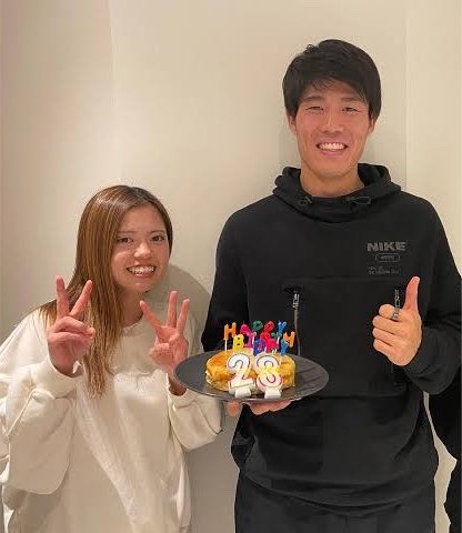 samurai_sbcom's tweet photo. おそらく全日本サポが熱愛報道待ってる2人。早くくっつけって2年前ぐらいから思ってる。#冨安健洋 #長谷川唯 https://t.co/EtKAJx5XOK
