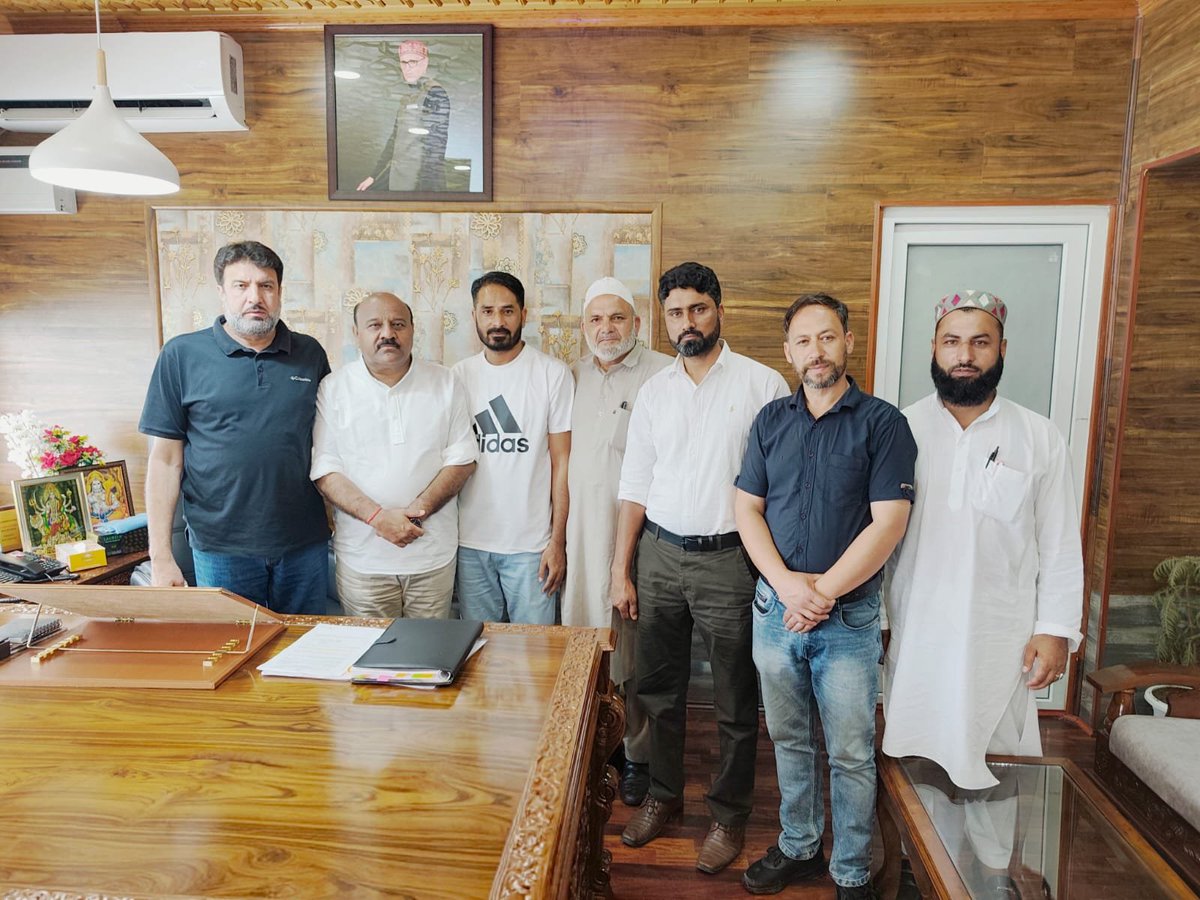 OfficeofDYCMJK's tweet photo. Interacted with a delegation led by Hon'ble MLA Karnah Javaid Ahmad Mirchal Sb and discussed the various public issues and concerns. https://t.co/YlCom1obCD
