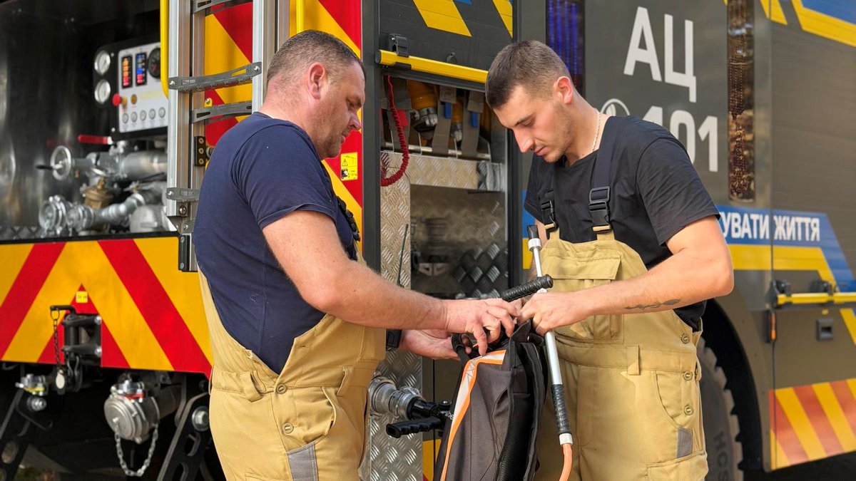 MPopowskiEU's tweet photo. A huge thank you to the heroes without weapons – @SESU_UA rescuers who travelled to France to support the fight against the blaze. It makes me proud to see such #EUsolidarity in action. Ваша відвага, солідарність і професіоналізм є прикладом для всіх нас. 🇺🇦🇫🇷🇪🇺 https://t.co/i2WCOKjWCU