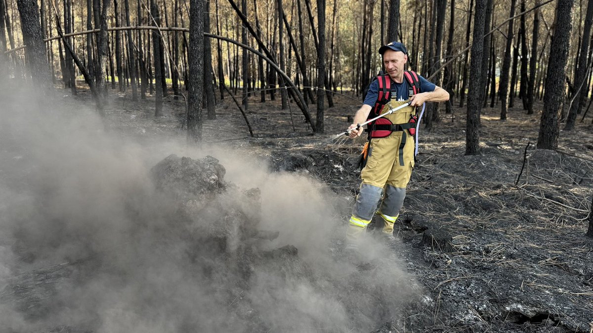 MPopowskiEU's tweet photo. A huge thank you to the heroes without weapons – @SESU_UA rescuers who travelled to France to support the fight against the blaze. It makes me proud to see such #EUsolidarity in action. Ваша відвага, солідарність і професіоналізм є прикладом для всіх нас. 🇺🇦🇫🇷🇪🇺 https://t.co/i2WCOKjWCU