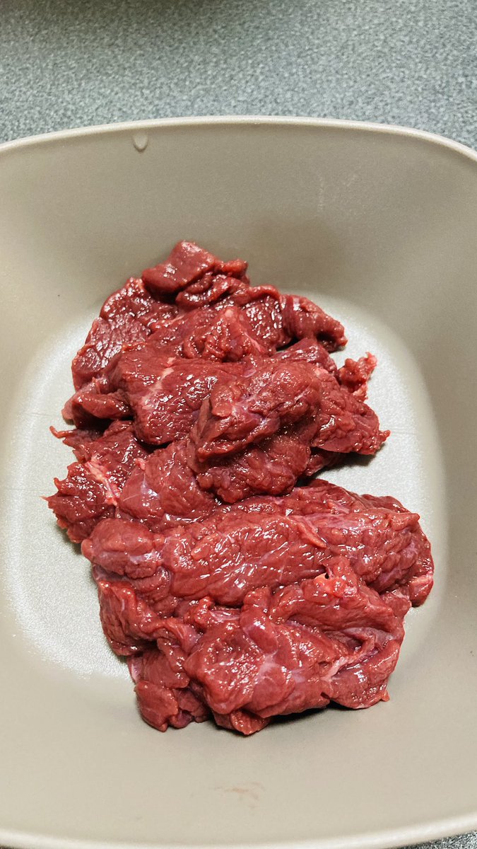 toragameyou's tweet photo. 家の近所の精肉店で馬刺し売ってたから夕飯で食べた！
めっちゃ美味しかった😋 https://t.co/VTSj4RM2Ie