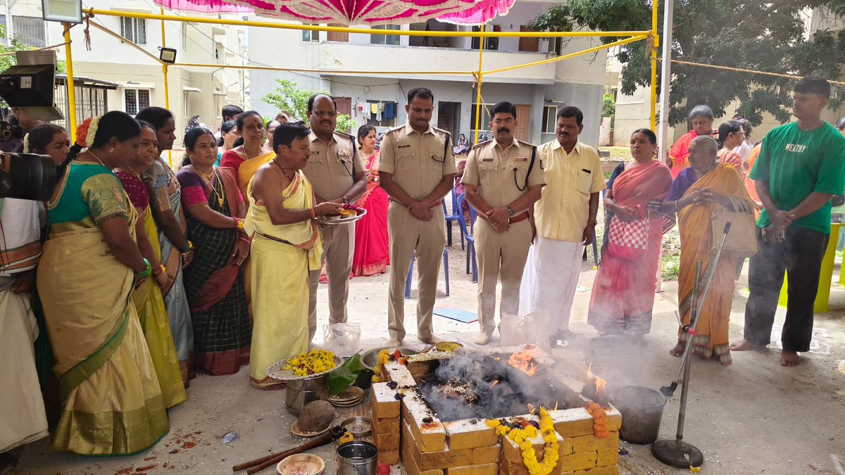 SPTumkur's tweet photo. ಈ ದಿನ ಪೊಲೀಸ್ ವಸತಿ ಗೃಹದ ಚಾಮುಂಡೇಶ್ವರಿ ದೇವಾಲಯದಲ್ಲಿ ನಡೆದ ಪೂಜಾ ಕಾರ್ಯಕ್ರಮದಲ್ಲಿ ನಮ್ಮ ಹೆಚ್ಚುವರಿ ಪೊಲೀಸ್ ಅಧೀಕ್ಷಕರುಗಳೊಂದಿಗೆ ಭಾಗವಹಿಸಲಾಯಿತು.
#TumakuruDistrictPolice
#PoliceQuarters
@venkatashok
@KarnatakaCops https://t.co/9RElt6hPju