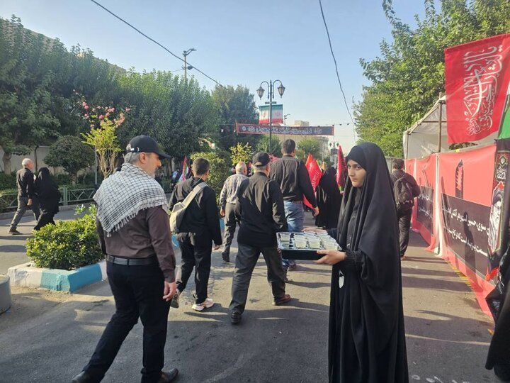 ghasem1200's tweet photo. دست کشیدن بر غبار مسیر و زیر لب زمزمه کردن زیارت اربعین، حال و هوای مشترک تمام جاماندگانی است که نگاهشان به مسیر پیاده‌روی ، دوخته شده است.
حقیقت جاماندگی، درد شیرینی است که حبّ اباعبدالله (ع) را در دل‌ها زنده نگه می‌دارد.
#یا_لثارات_الحسین
#ملت_حسینی https://t.co/4b4Tsy1wsQ
