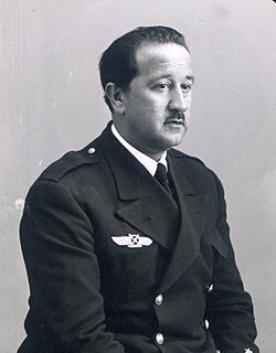 FonsiLoaiza's tweet photo. Tal día como hoy, en 1936, Ricardo de la Puente Bahamonde fue asesinado en Ceuta. Era primo de Franco, se negó a bombardear a los mineros asturianos y se mantuvo fiel a la República. Su primo Franco dio orden de ejecutarlo. Lo había amenazado: "Un día voy a tener que fusilarte". https://t.co/Z6cqGgObl0