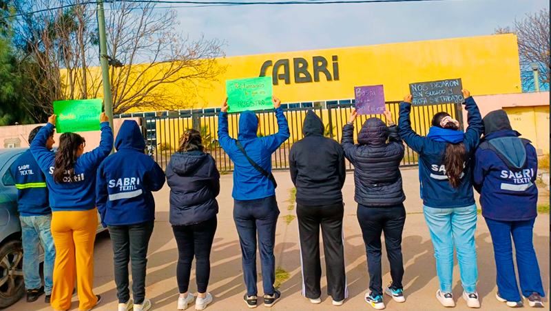 FelicitasBV's tweet photo. En Catamarca la textil Sabri despidió a 80 laburantes vía whatsapp. Les deben sueldos, aguinaldos e indemnización. https://t.co/ByXgIm9yew